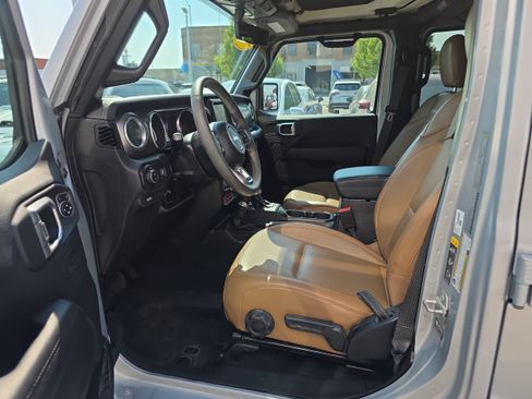 Used 2023 Jeep Gladiator Rubicon w/ LED Lighting Group AWD/4WD image 2