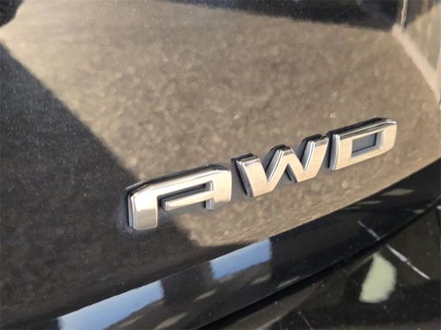 Used 2024 GMC Terrain SLT image 17