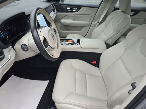 Used 2023 Volvo S60 T8 Plus image 9