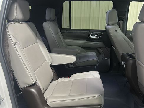 Used 2022 GMC Yukon XL SLT w/ SLT Premium Package AWD/4WD image 14