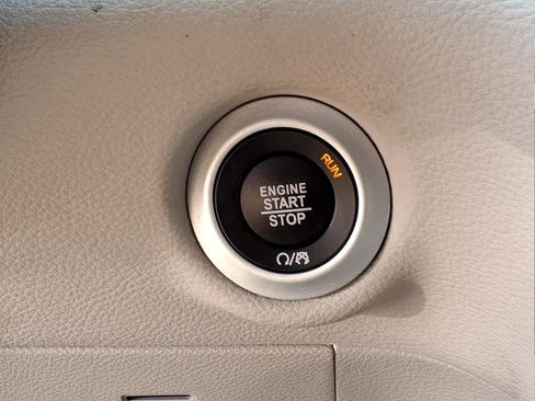 Used 2024 Chrysler Pacifica Touring-L FWD image 22