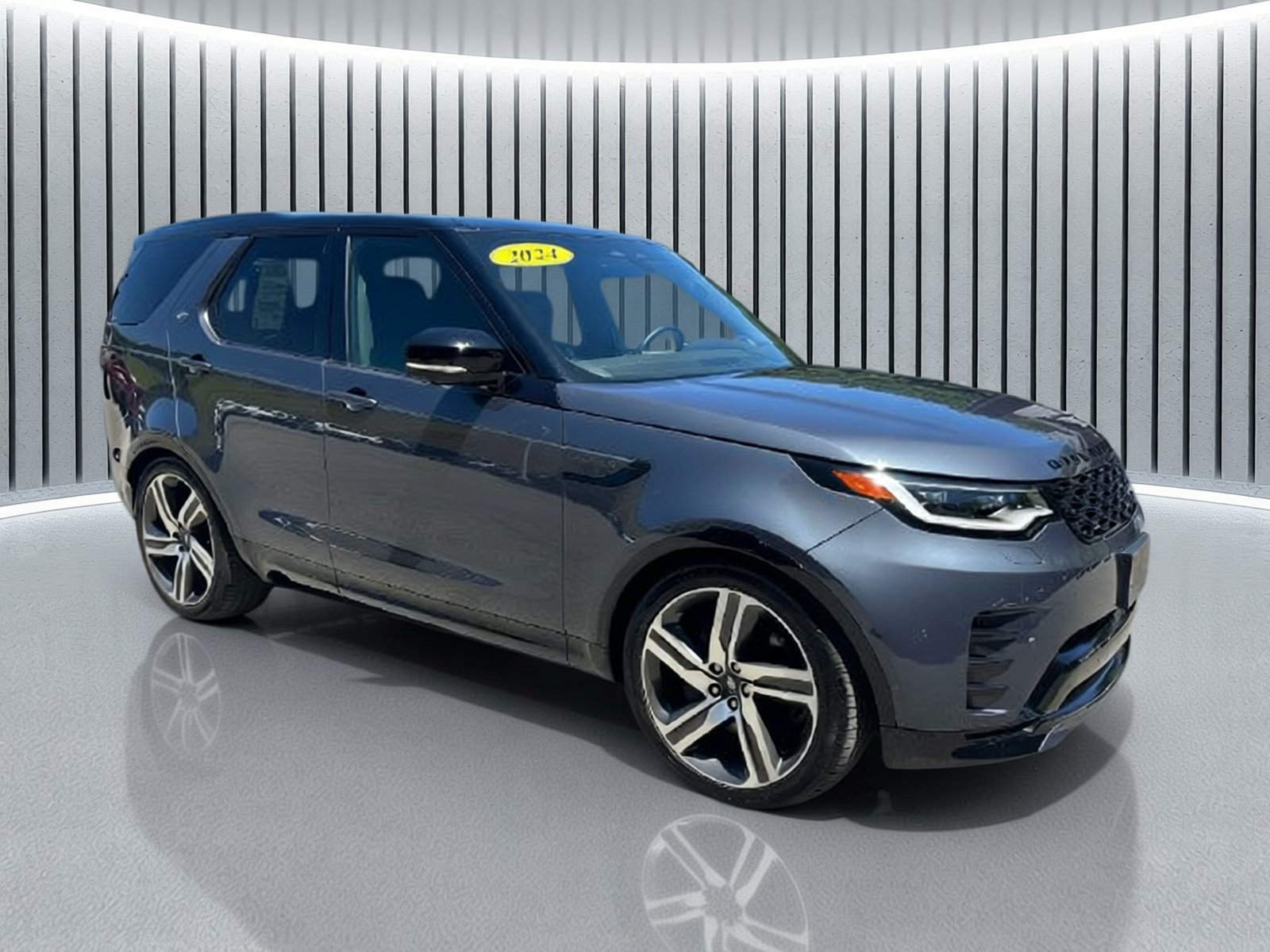 Used 2024 Land Rover Discovery Dynamic SE AWD/4WD image 7