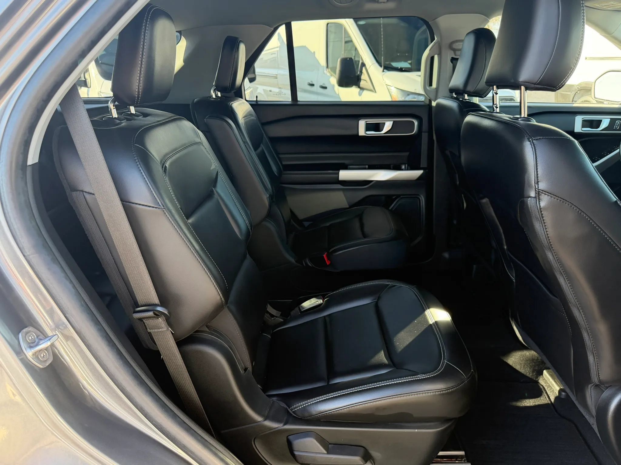 Used 2021 Ford Explorer XLT w/ Equipment Group 202A AWD/4WD image 17