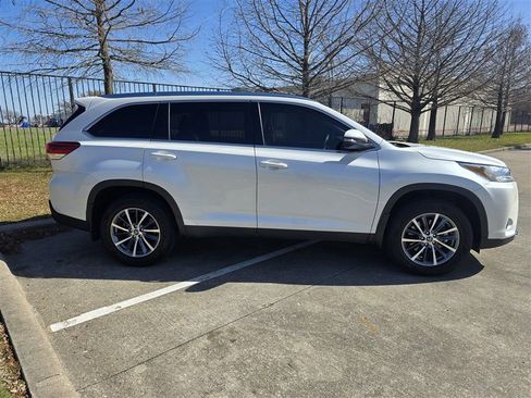 Used 2019 Toyota Highlander XLE image 7