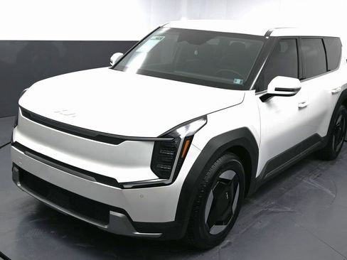 Used 2024 Kia EV9 Light Long Range image 3