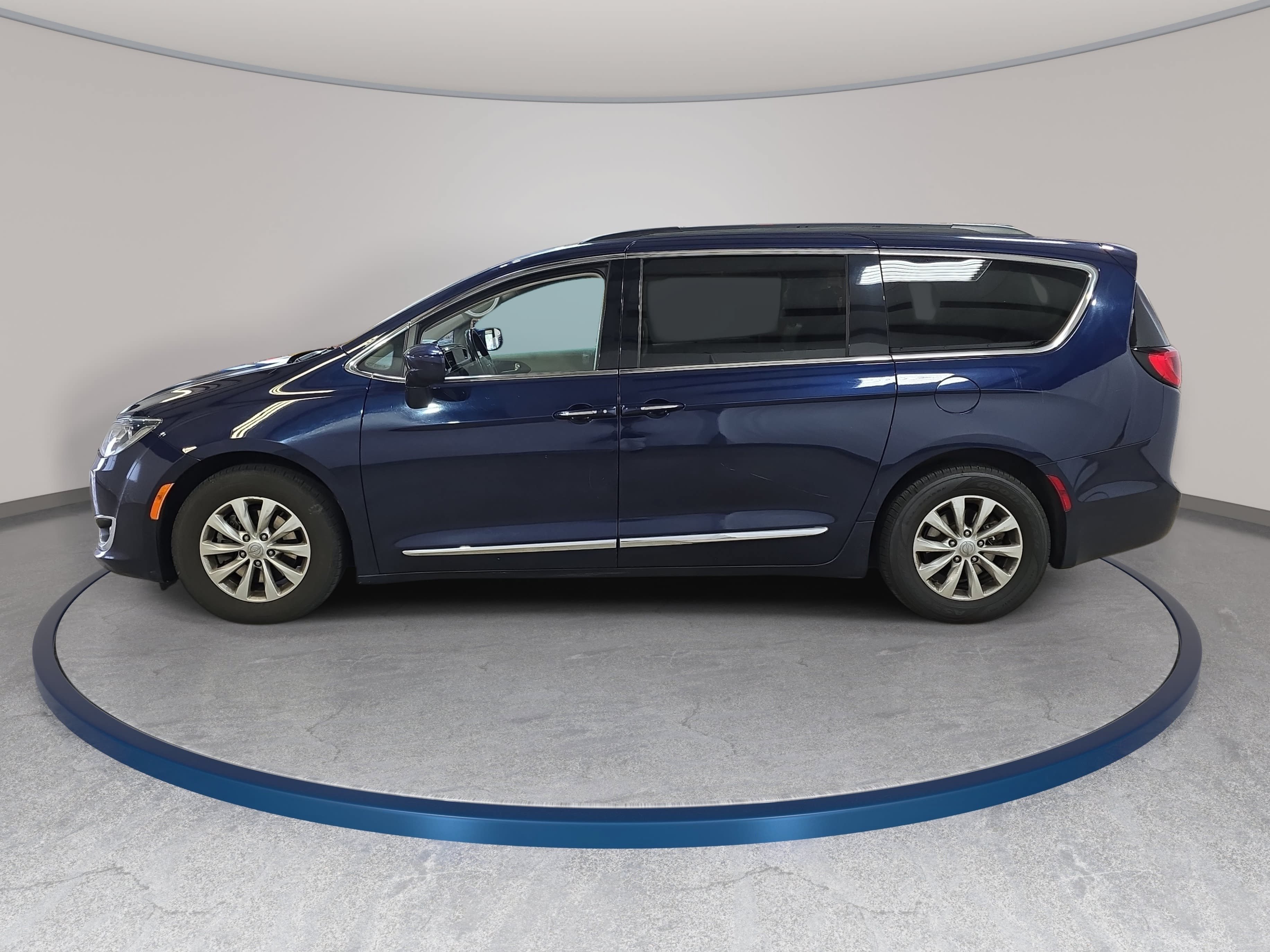 Used 2017 Chrysler Pacifica Touring-L FWD image 9