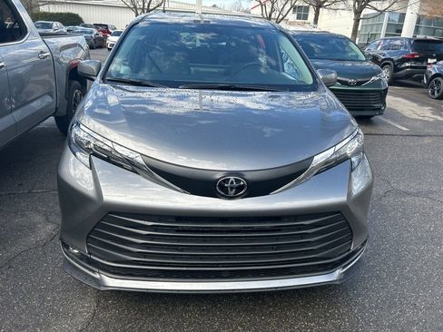 New 2026 Toyota Sienna XLE image 2