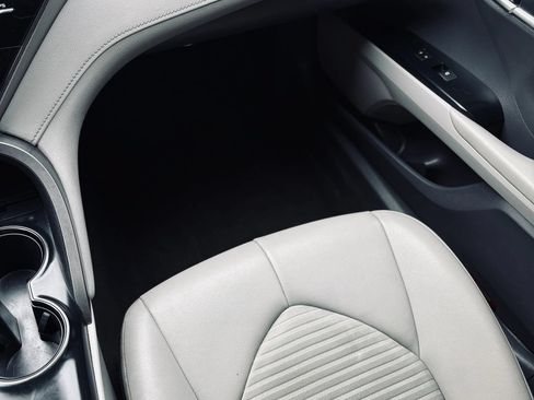 Used 2020 Toyota Camry SE FWD image 7