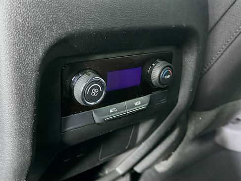 Used 2025 Chevrolet Traverse LT image 27