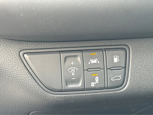 Used 2021 Genesis G70 2.0T image 15