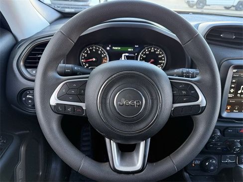 Used 2023 Jeep Renegade Latitude image 12