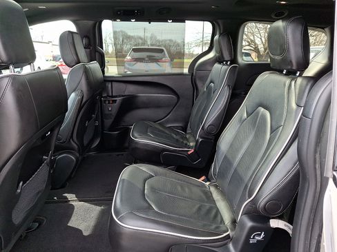Used 2025 Chrysler Pacifica Limited FWD image 10