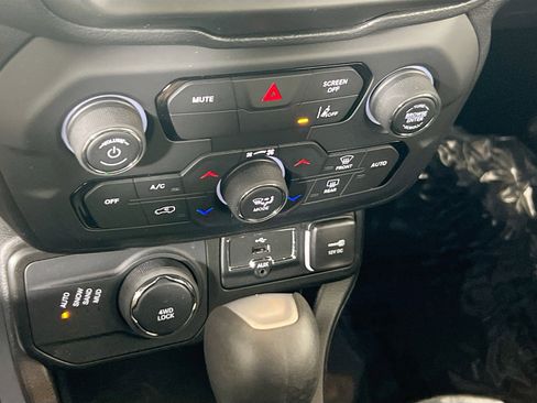 Used 2022 Jeep Renegade Latitude image 16