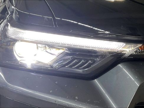 Used 2024 Chevrolet Colorado LT w/ LT Convenience Package III image 32