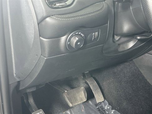 Used 2022 Dodge Durango SXT w/ Anodized Platinum Package image 10