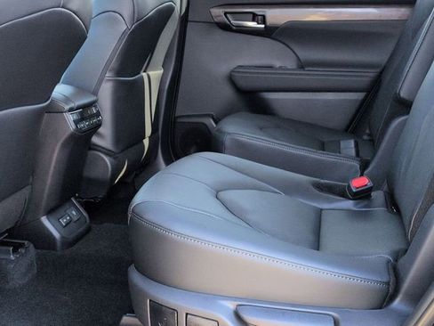 Used 2026 Toyota Highlander Platinum image 26