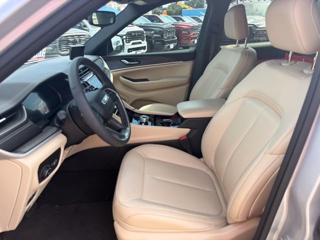 Used 2023 Jeep Grand Cherokee L Limited w/ Black Appearance Package AWD/4WD image 10