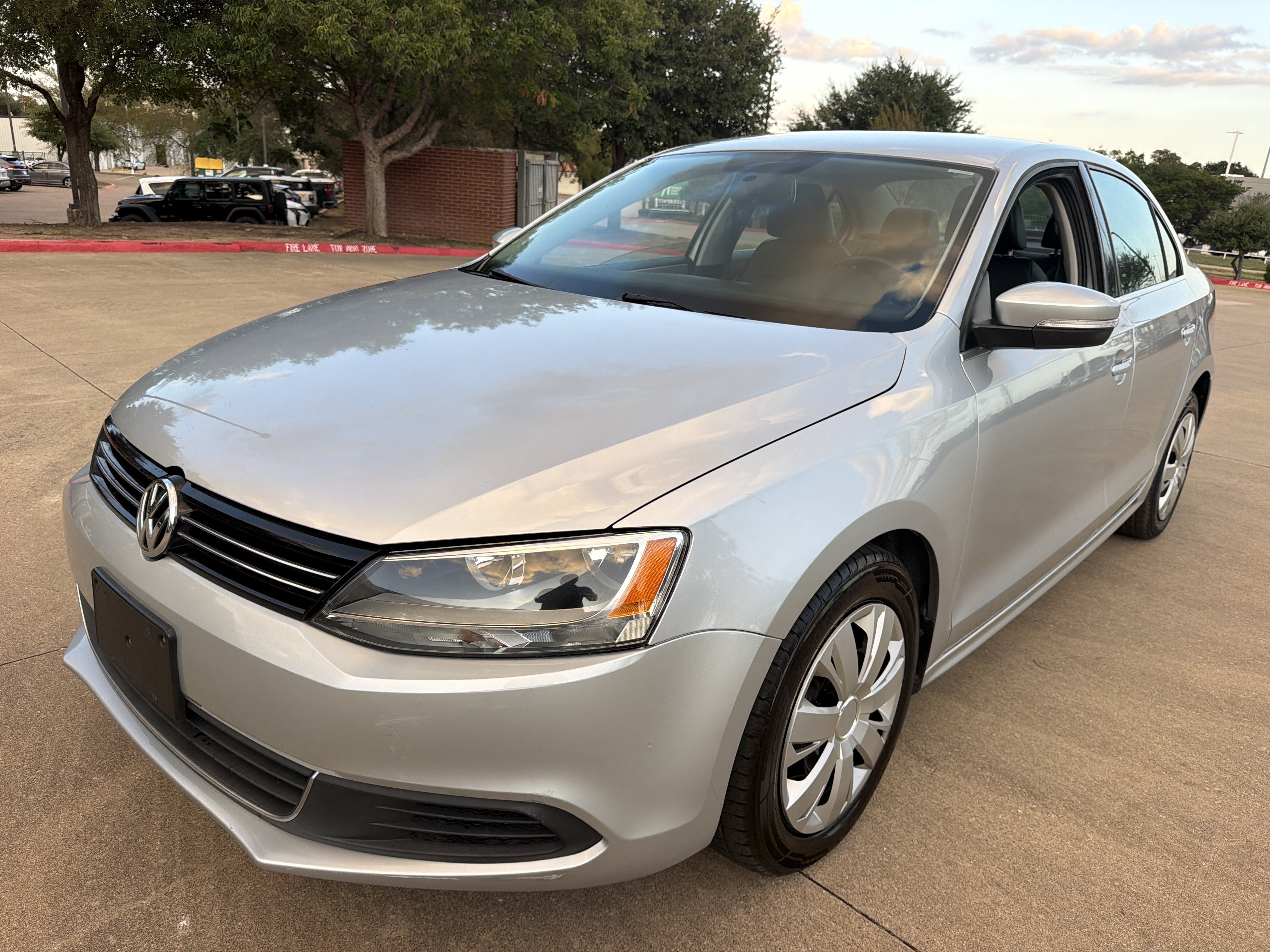 Used 2013 Volkswagen Jetta SE FWD image 3