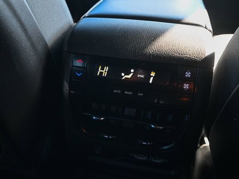 Used 2023 Jeep Grand Cherokee L Laredo image 32