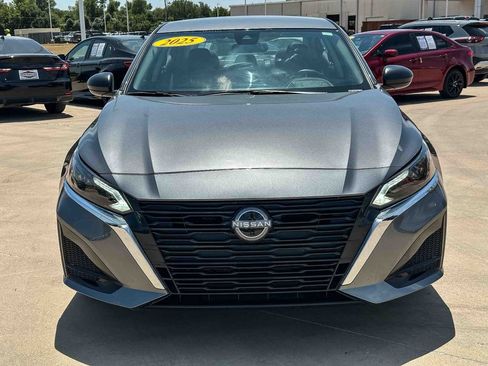 Used 2025 Nissan Altima 2.5 SV FWD image 8