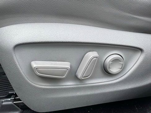 Used 2023 Toyota Highlander XLE AWD/4WD image 19