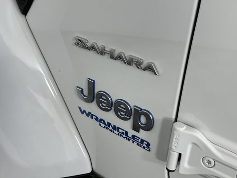 Used 2022 Jeep Wrangler Unlimited Sahara w/ Cold Weather Group image 16