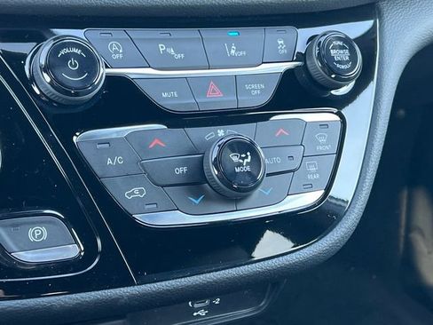 New 2026 Chrysler Pacifica Select image 25