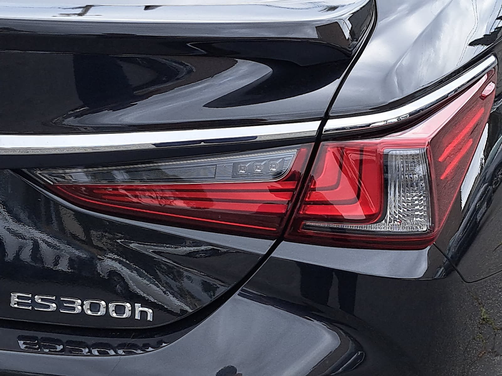 Used 2024 Lexus ES 300h w/ Accessory Package (Z1) FWD image 38