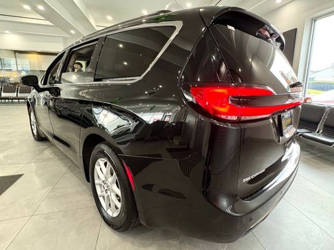 Used 2022 Chrysler Pacifica Touring-L image 5