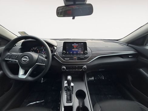 Used 2025 Nissan Altima 2.5 SV FWD image 13
