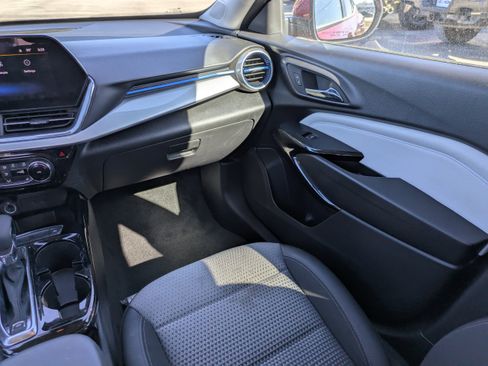 Used 2025 Chevrolet Trax LT w/ LT Convenience Package FWD image 18