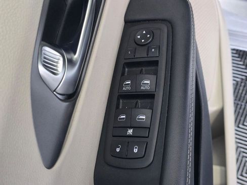 Used 2024 Chrysler Pacifica Touring-L image 21
