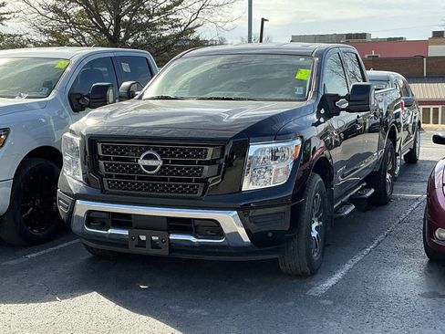 Used 2024 Nissan Titan SV w/ SV Convenience Package image 2