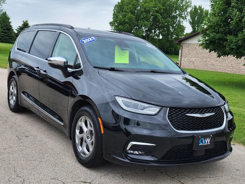 Used 2023 Chrysler Pacifica Limited FWD image 5