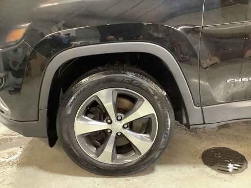 Used 2019 Jeep Cherokee Limited image 10