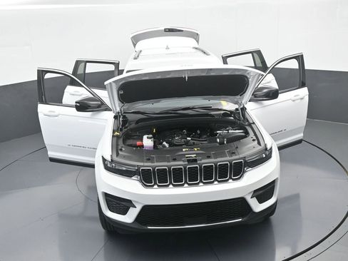 Used 2025 Jeep Grand Cherokee Laredo image 63
