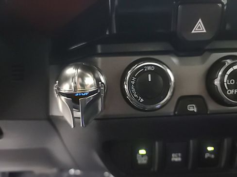Used 2018 Toyota Tacoma TRD Sport w/ Technology Package AWD/4WD image 38