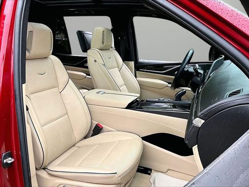Used 2024 Cadillac Escalade Premium Luxury AWD/4WD image 24