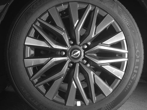 Used 2025 Nissan Altima 2.5 SV FWD image 14