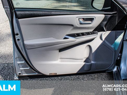 Used 2015 Toyota Camry SE w/ Moonroof Package FWD image 31