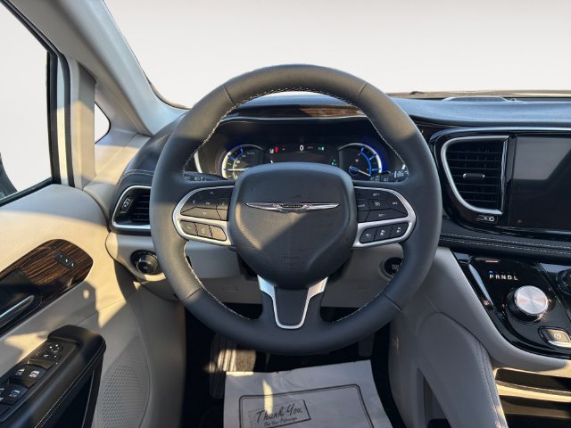 Used 2023 Chrysler Pacifica Limited FWD image 12