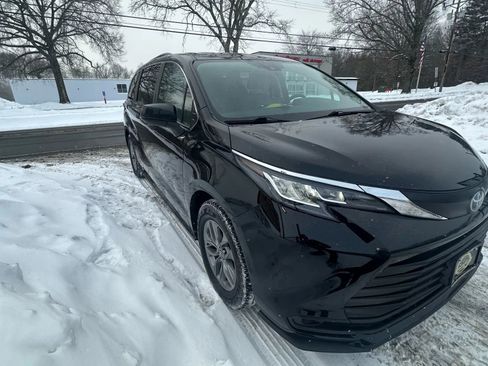 Used 2022 Toyota Sienna LE image 3