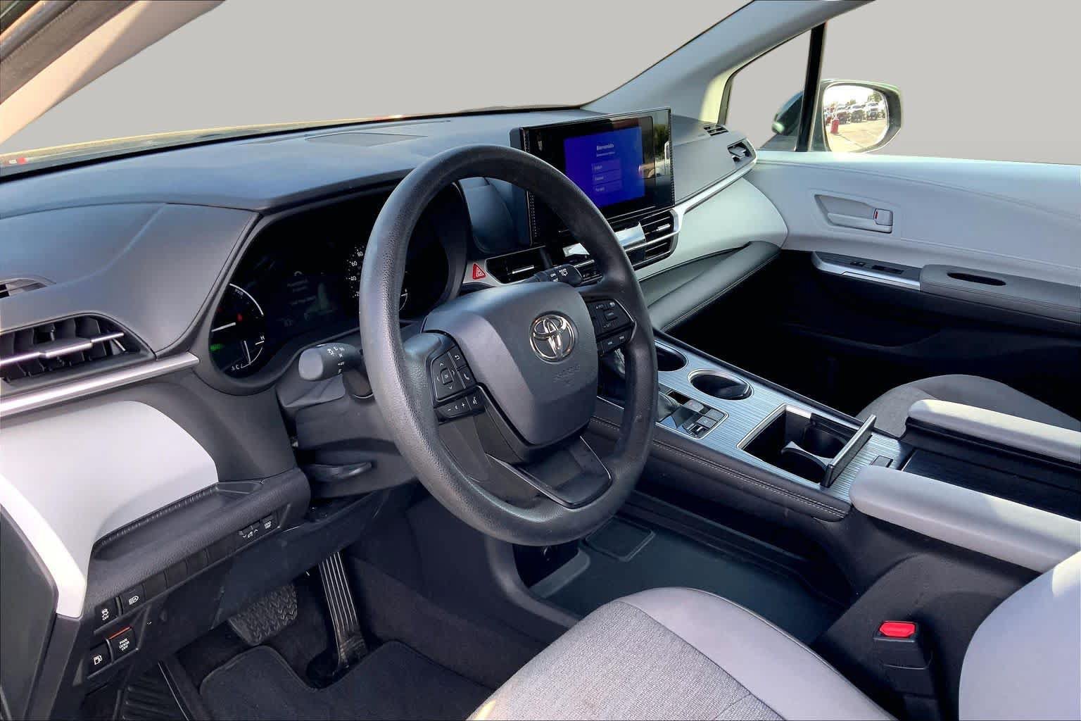 Certified 2025 Toyota Sienna LE w/ LE Plus Package FWD image 18