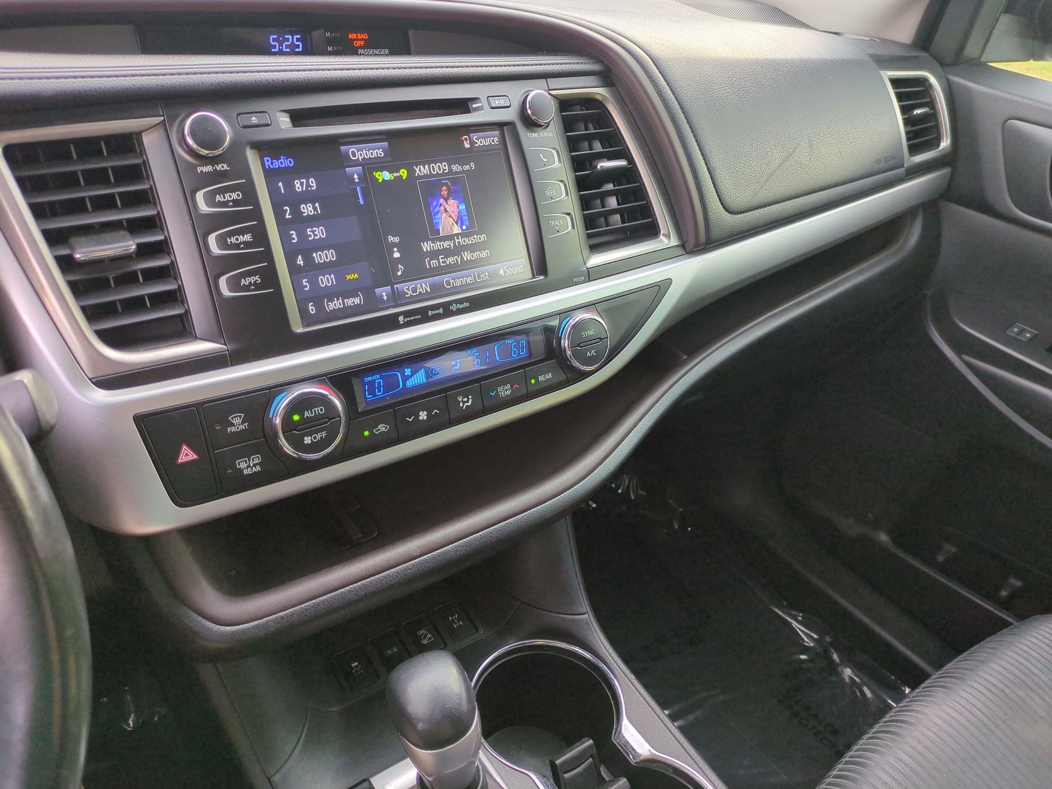 Used 2017 Toyota Highlander Plus AWD/4WD image 23