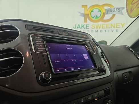 Used 2017 Volkswagen Tiguan Limited w/ Premium Package image 19