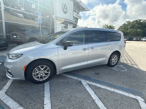 Used 2024 Chrysler Pacifica Touring-L FWD image 3