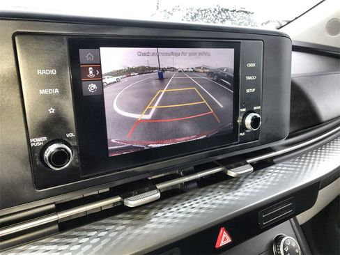 Used 2024 Kia Carnival LX image 17