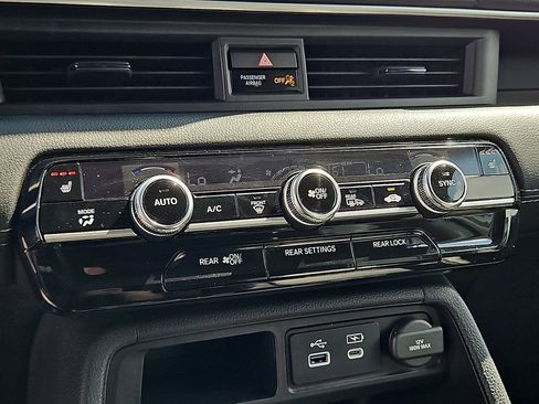 Used 2023 Honda Pilot Touring image 19