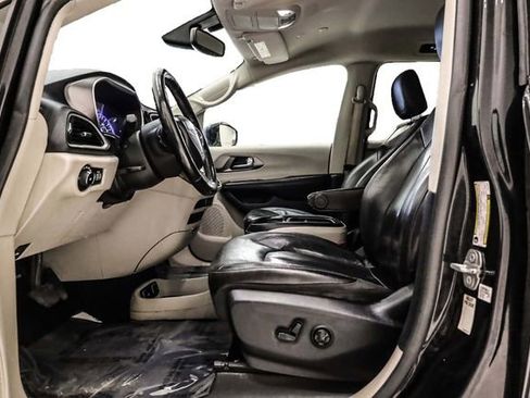 Used 2020 Chrysler Pacifica Touring-L image 13