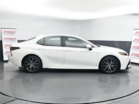 Used 2023 Toyota Camry SE image 9
